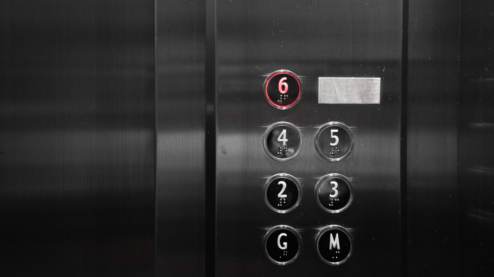 Elevator变频器确保在新Delhi宴会厅为食客提供顺畅的乘坐体验